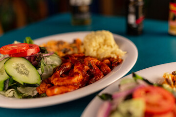  Plato de camarones empanizados con aderezo, ensalada, arroz y salsas.