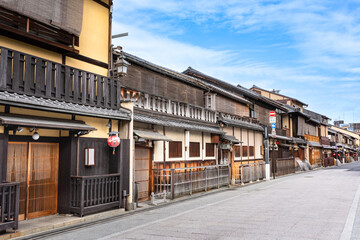 早朝の古都京都の調和と協調の京町家