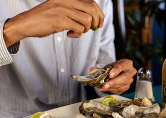 Agregando lim&oacute;n y chile a deliciosa almeja, restaurante de mariscos. 