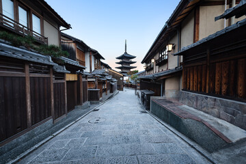 早朝の古都京都の調和と協調の街並み