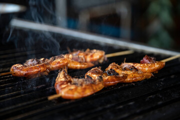 Deliciosos camarones adobados a la plancha servidos en un plato