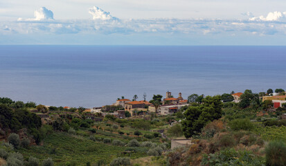 Fototapeta na wymiar Der Ort Leni auf der Insel Salina nördlich von Sizilien