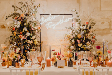 Table de mariage fleurie et décorée avec soin