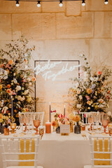 Table de mariage fleurie et décorée avec soin