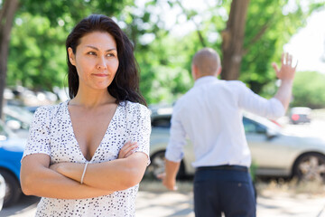 Obraz premium Asian couple having a quarrel outside