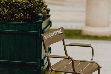 Chaise pour les promeneurs devant la Mairie de Neuilly-sur-Seine - obrazy, fototapety, plakaty