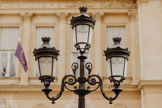 Lampadaire sur le parvis de la Mairie