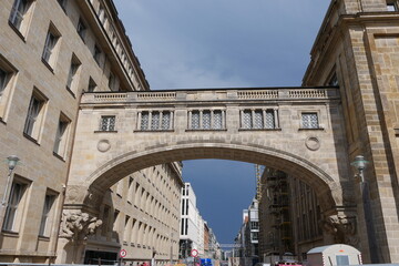 Obraz premium Überdachte historische Brücke in der Mohrenstraße in Berlin