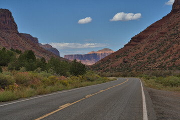Fototapeta na wymiar Road trip thru colorful Arizona canyons