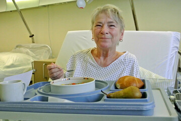 seniorin im krankenhaus