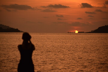 Fototapeta premium silhouette of a couple on the beach