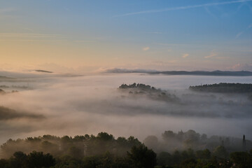 Fototapeta na wymiar sunrise over the fog
