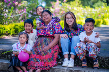 Familia Feliz, abuela y nietos, familia indigena.  Retrato de Familia latina viendo a camara.  - obrazy, fototapety, plakaty