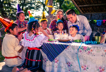 Familia celebrando la fiesta cumpleaños en el parque.  Padre celebra el cumpleaños de su pequeño hijo. 