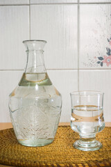 hermoso botellon de agua y vaso