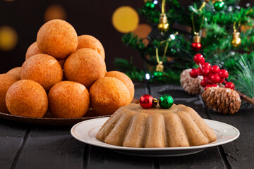 Traditional Colombian christmas food - Buñuelos y natilla