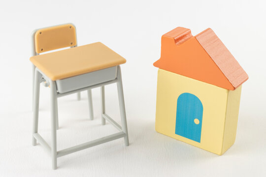 玩具の家と勉強机。住宅の勉強イメージ