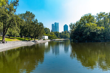 Fototapeta premium lake with buildings in the city