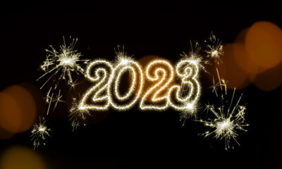 TEXTO ILUMINADO EN FUEGO ARTIFICAL, FELIZ AÑO NUEVO EN INGLES , 2023 , EN  FONDO NEGRO Y BOKEH DE...