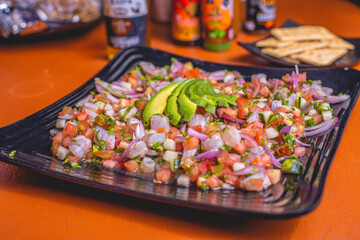 Plato de mariscos bañado en salsa inglesa con aguacate, cebolla y limón