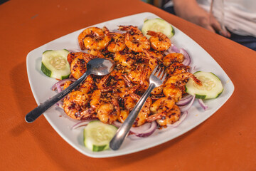 Deliciosos camarones adobados a la plancha servidos en un plato