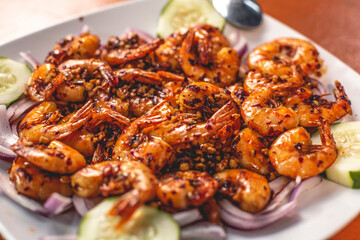 Deliciosos camarones adobados a la plancha servidos en un plato