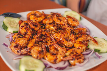Deliciosos camarones adobados a la plancha servidos en un plato