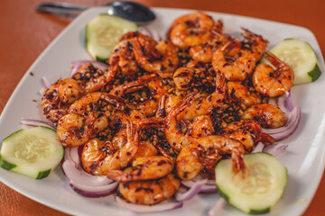 Deliciosos camarones adobados a la plancha servidos en un plato