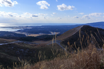 秋田県男鹿半島　寒風山からの眺め　12月　青空と海