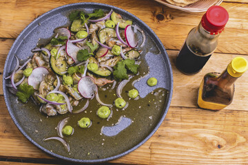 Delicioso plato de aguachile con cebolla, guacamole, chile, salsa inglesa.