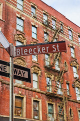 Obraz premium Bleecker Street sign in Greenwich Village New York City with brick building behind