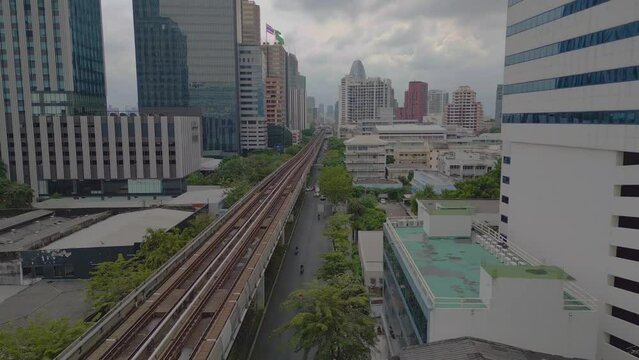 Train in bangkok city between skyscrapers next to the road. Dramatic aerial view flight raise up drone
bangkok city ari thailand, dezember 2022. 4k marnitz Cinematic