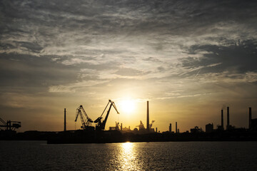 Fototapeta na wymiar 日本の沿岸工業地帯における夕方の風景