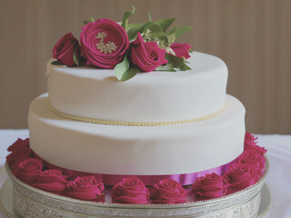 Obraz na płótnie Canvas wedding cake with roses