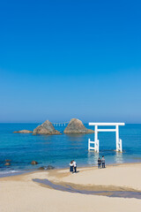 Fototapeta premium 桜井二見ヶ浦の白い鳥居（福岡県糸島市）