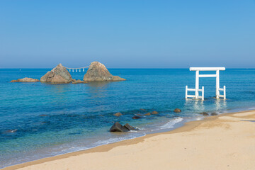桜井二見ヶ浦の白い鳥居（福岡県糸島市）