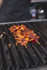 Deliciosos camarones adobados a la plancha servidos en un plato