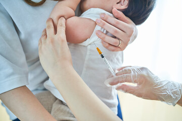 予防接種を受ける乳幼児