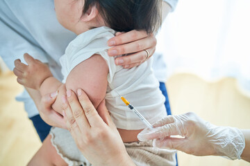 Obraz na płótnie Canvas 予防接種を受ける乳幼児