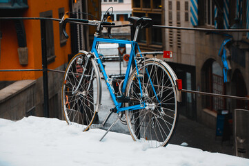 Fototapeta na wymiar Blue bicycle in the street