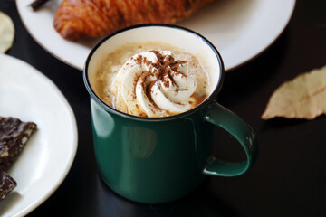 ホイップクリームがのったカフェラテ