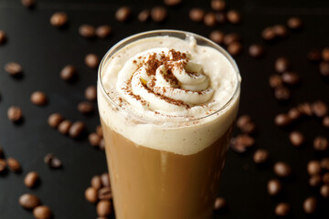 カフェラテとコーヒー豆