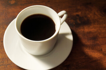 木製テーブルの上のコーヒー