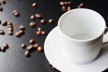 コーヒーカップとコーヒー豆
