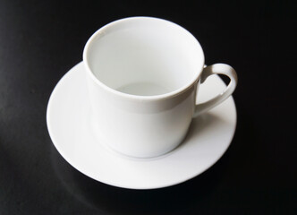 白いコーヒーカップと黒背景