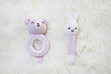 赤ちゃん用のクマとウサギのおもちゃ、ピンクのラトル