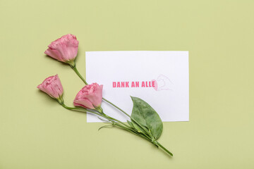 Card with text DANK AN ALLE and eustoma flowers on green background