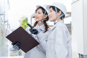 作業着を着た日本人女性