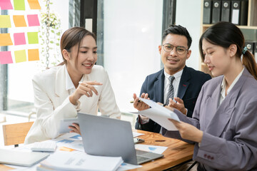 Obraz premium Group of asian business people working, discussing new projects together, having fun at the office.