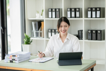 Obraz na płótnie Canvas Asian business woman Enjoy working at office
